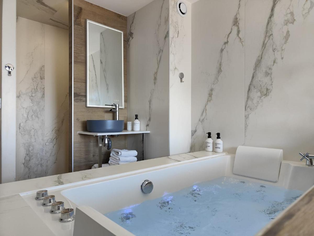 Suites Jm - Les Pins Marines - Jacuzzi & Vue Mer Bandol Εξωτερικό φωτογραφία